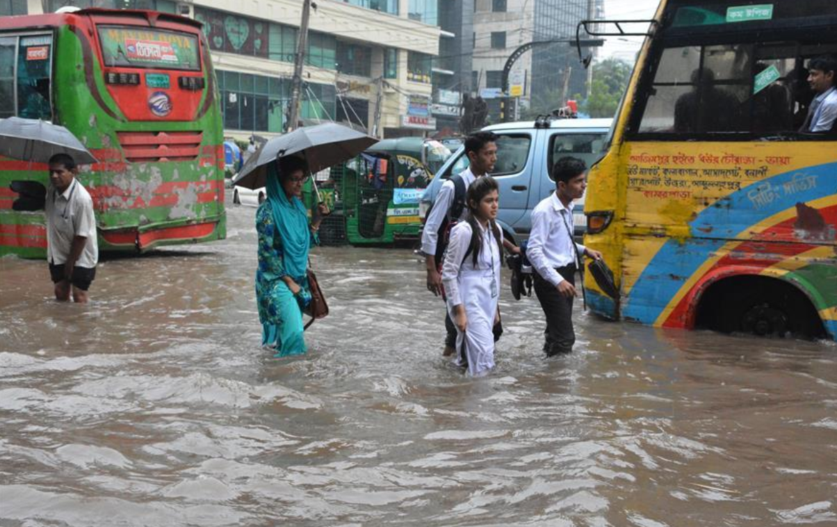 ঢাকার প্রধান সড়কগুলো প্লাবিত, সিটি কর্পোরেশনের 'সাঁতার কেটে ভাড়া বাঁচান' ক্যাম্পেইন চালু